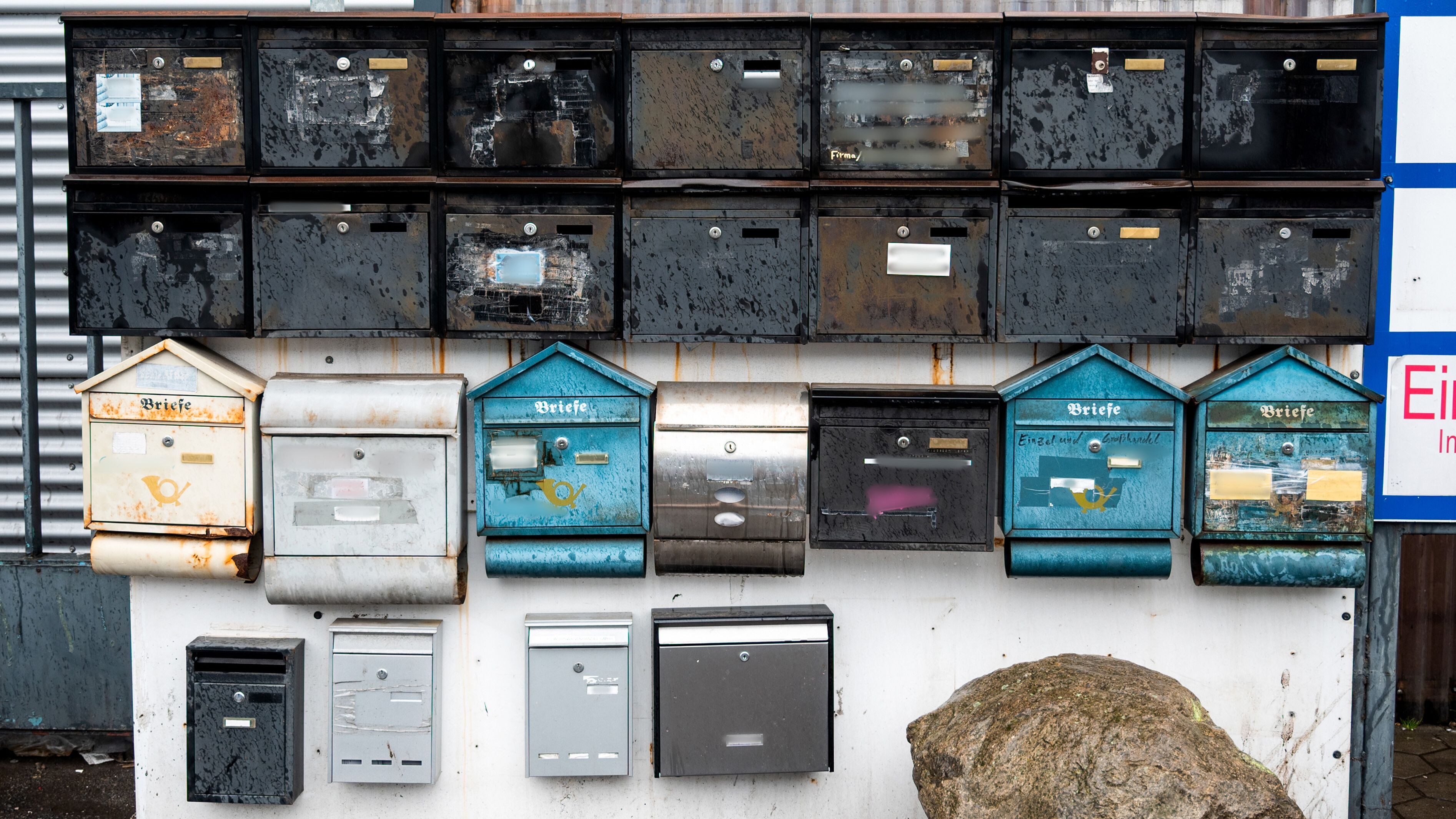 Symbolbild: Anders als online behauptet hat Wolodimir Selenskyj keine 83 Luxusimmobilien über Briefkastenfirmen im Ausland gekauft. Ein Artikel, der das belegen soll, ist gefälscht.