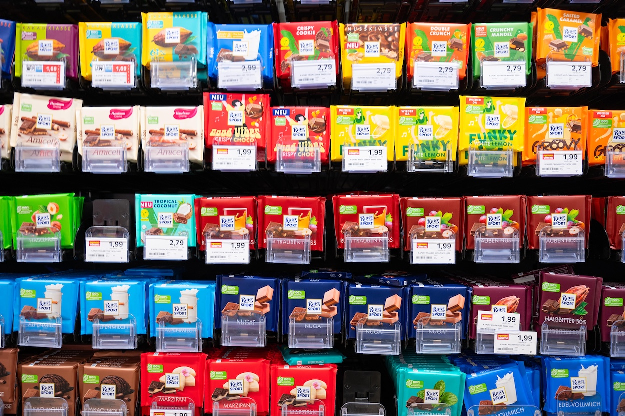 Eine Auslage im Supermarkt mit Schokoladen von Ritter Sport: Videos verbreiten Falschbehauptungen über das Unternehmen