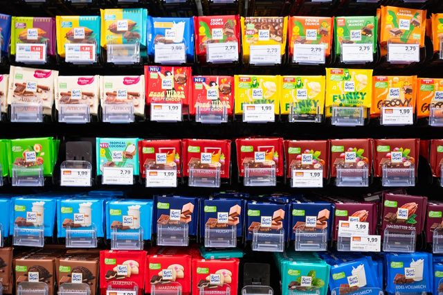 Eine Auslage im Supermarkt mit Schokoladen von Ritter Sport: Videos verbreiten Falschbehauptungen über das Unternehmen