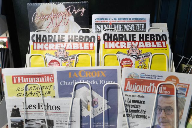 Ausgaben von Charlie Hebdo an einem Pariser Kiosk; im Netz kursieren immer wieder gefälschte Titelseiten des Satiremagazins