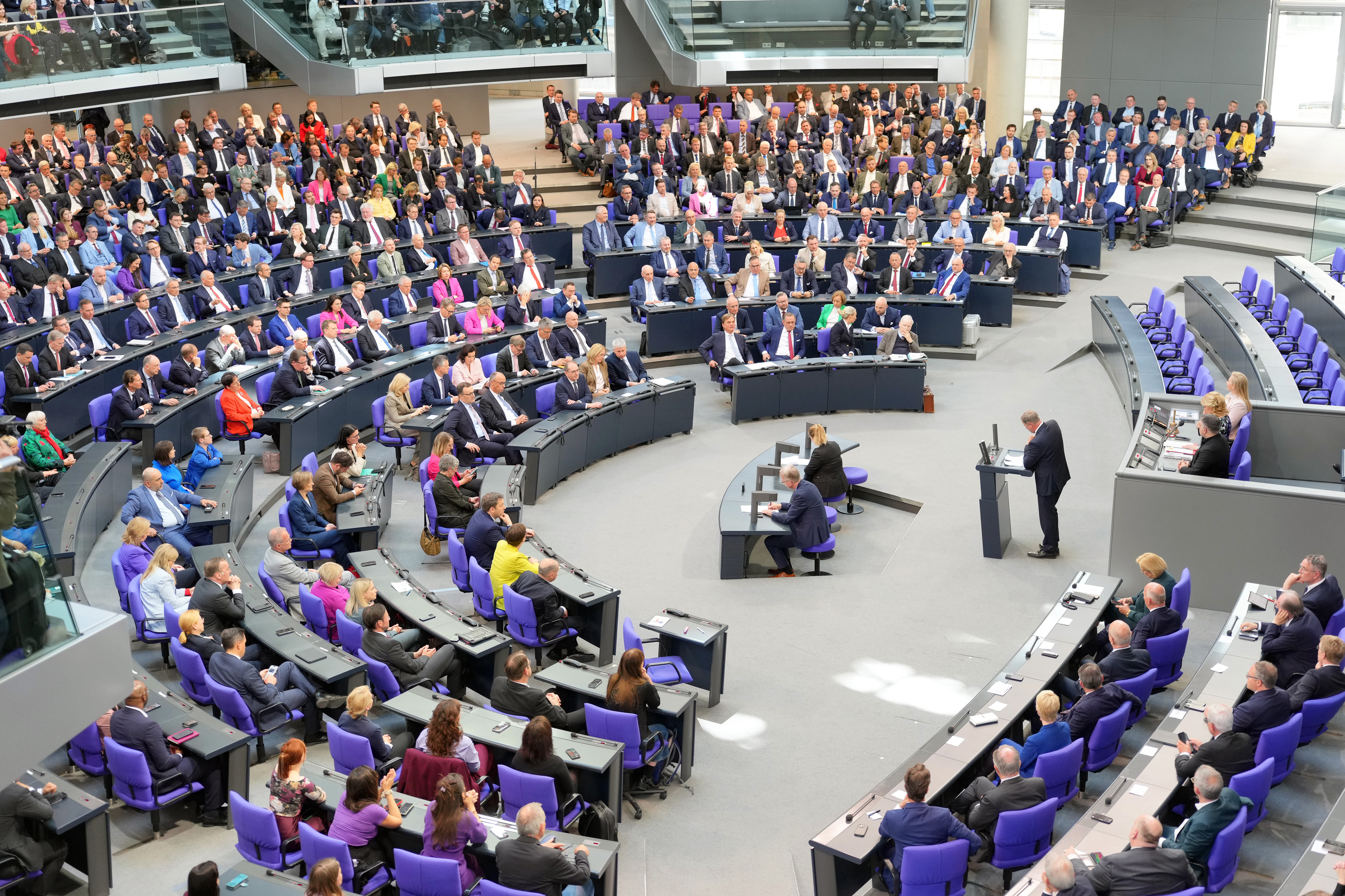 Ein Tiktok-Account fällt immer wieder mit aus dem Kontext gerissenen Bildmaterial auf, das Unterstützung für die AfD im Bundestag belegen soll.