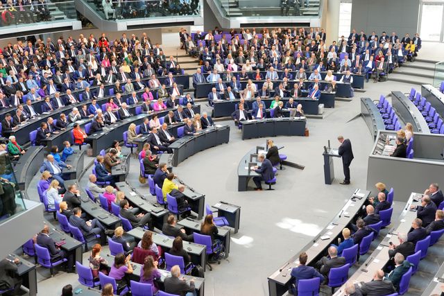 Ein Tiktok-Account fällt immer wieder mit aus dem Kontext gerissenen Bildmaterial auf, das Unterstützung für die AfD im Bundestag belegen soll.