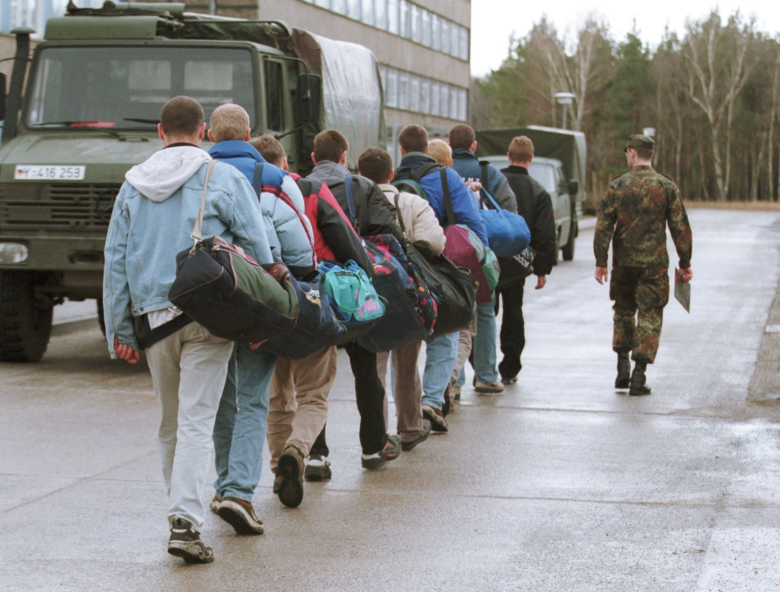 Bundeswehr im Jahr 1999: Ein Unteroffizier führt neue Rekruten in die Kaserne