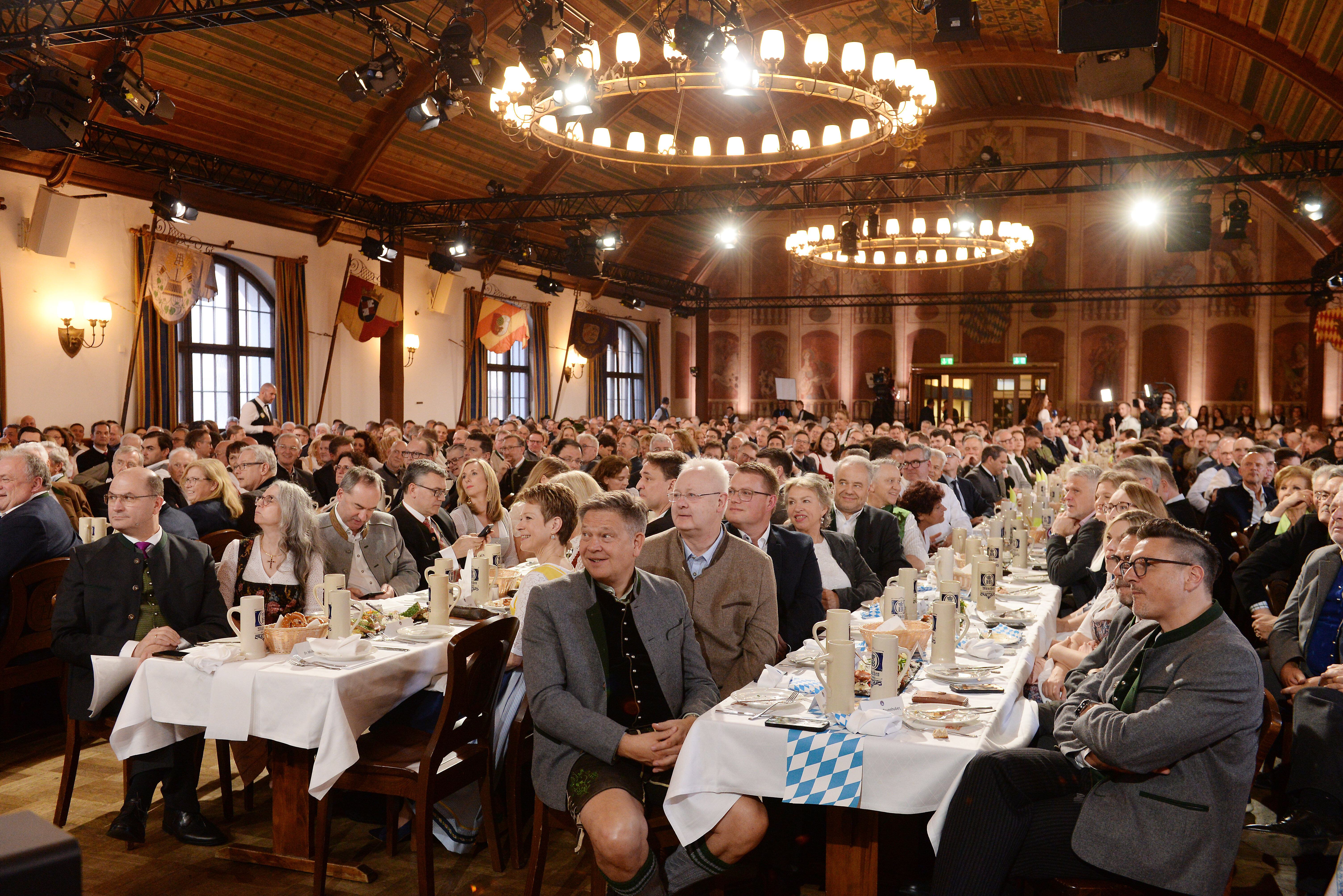 Bier aus Steinkrügen war nie verboten: Auch 2025 beim Maibockanstich in München wurde darin ausgeschenkt.