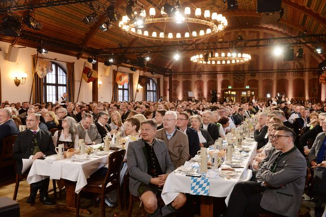 Bier aus Steinkrügen war nie verboten: Auch 2025 beim Maibockanstich in München wurde darin ausgeschenkt.