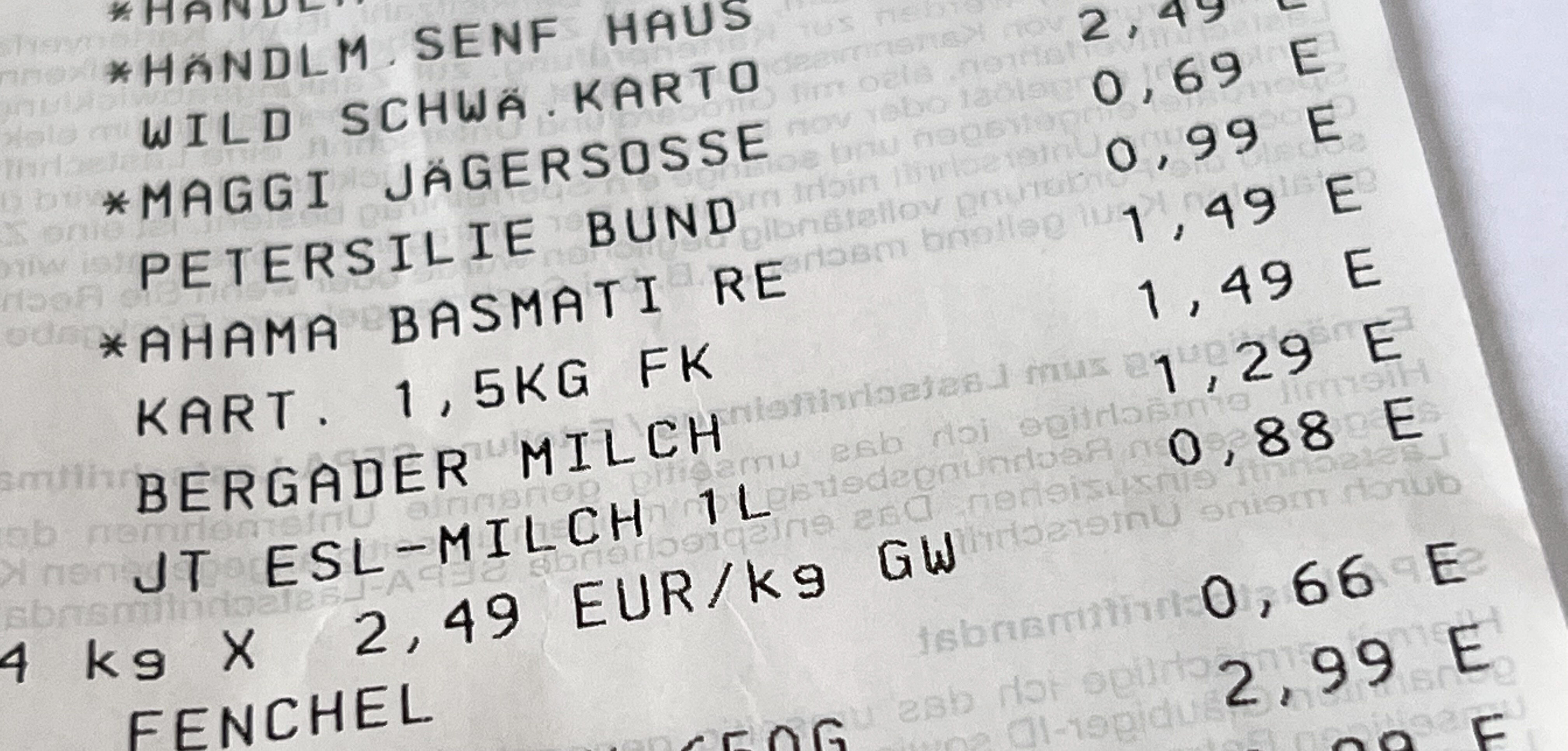 Mehrere Merkmale sprechen gegen die Echtheit der beiden Kassenzettel