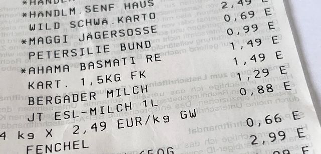 Mehrere Merkmale sprechen gegen die Echtheit der beiden Kassenzettel