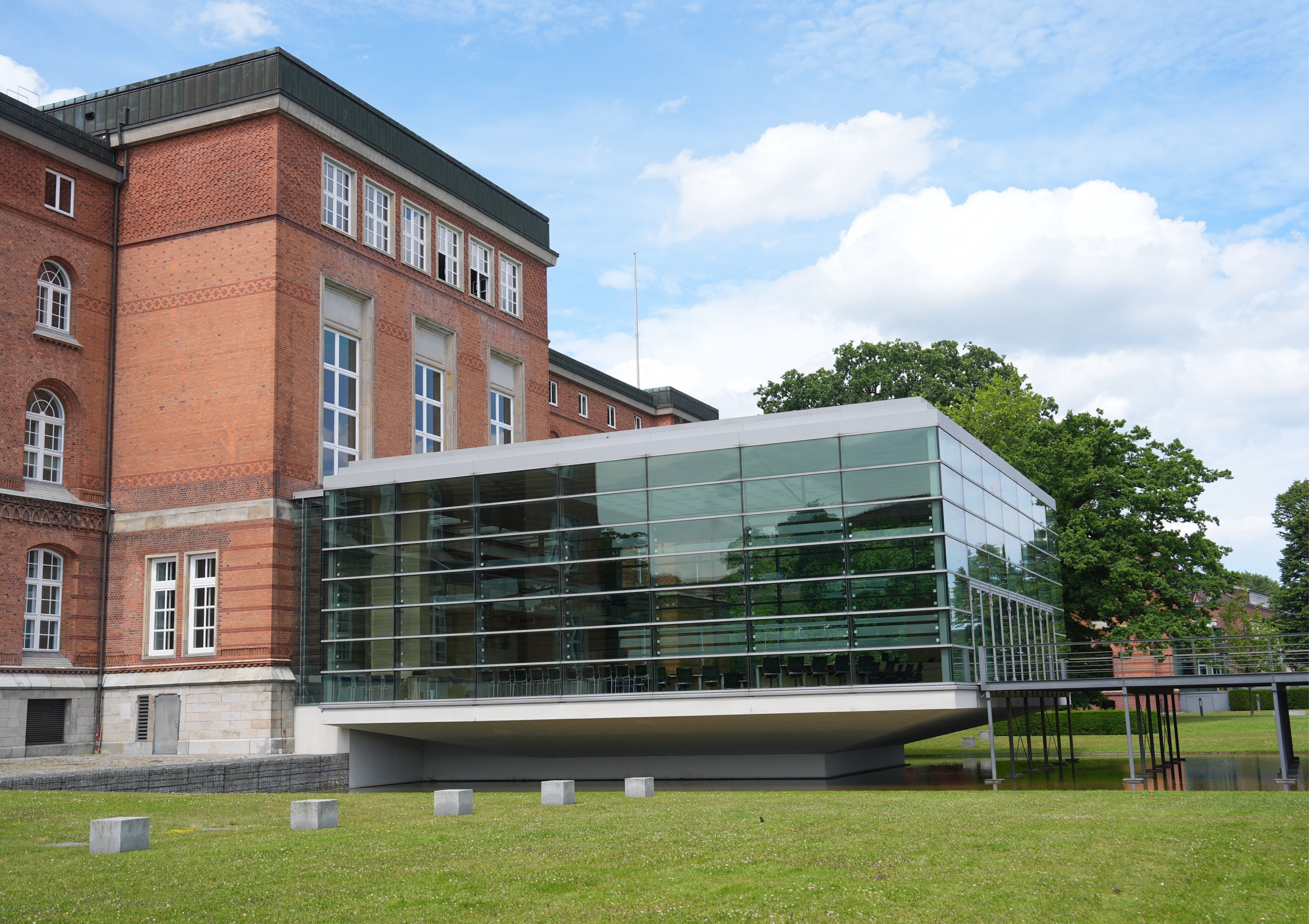 Plenarsaal des Landtags von Schleswig-Holstein am Landeshaus an der Kieler Förde