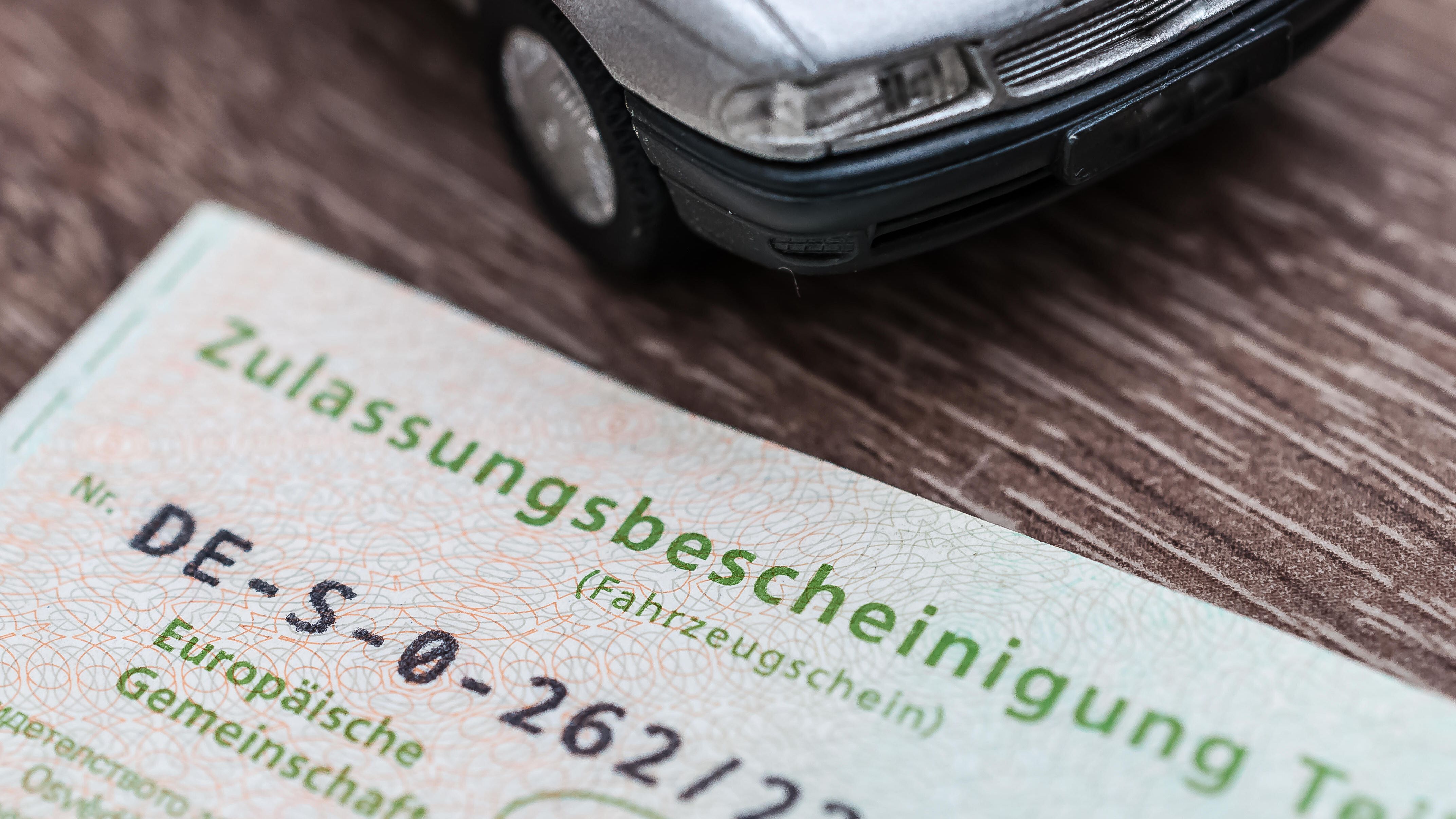 Die Zulassungsbescheinigung Teil I wird umgangssprachlich meist Fahrzeugschein genannt