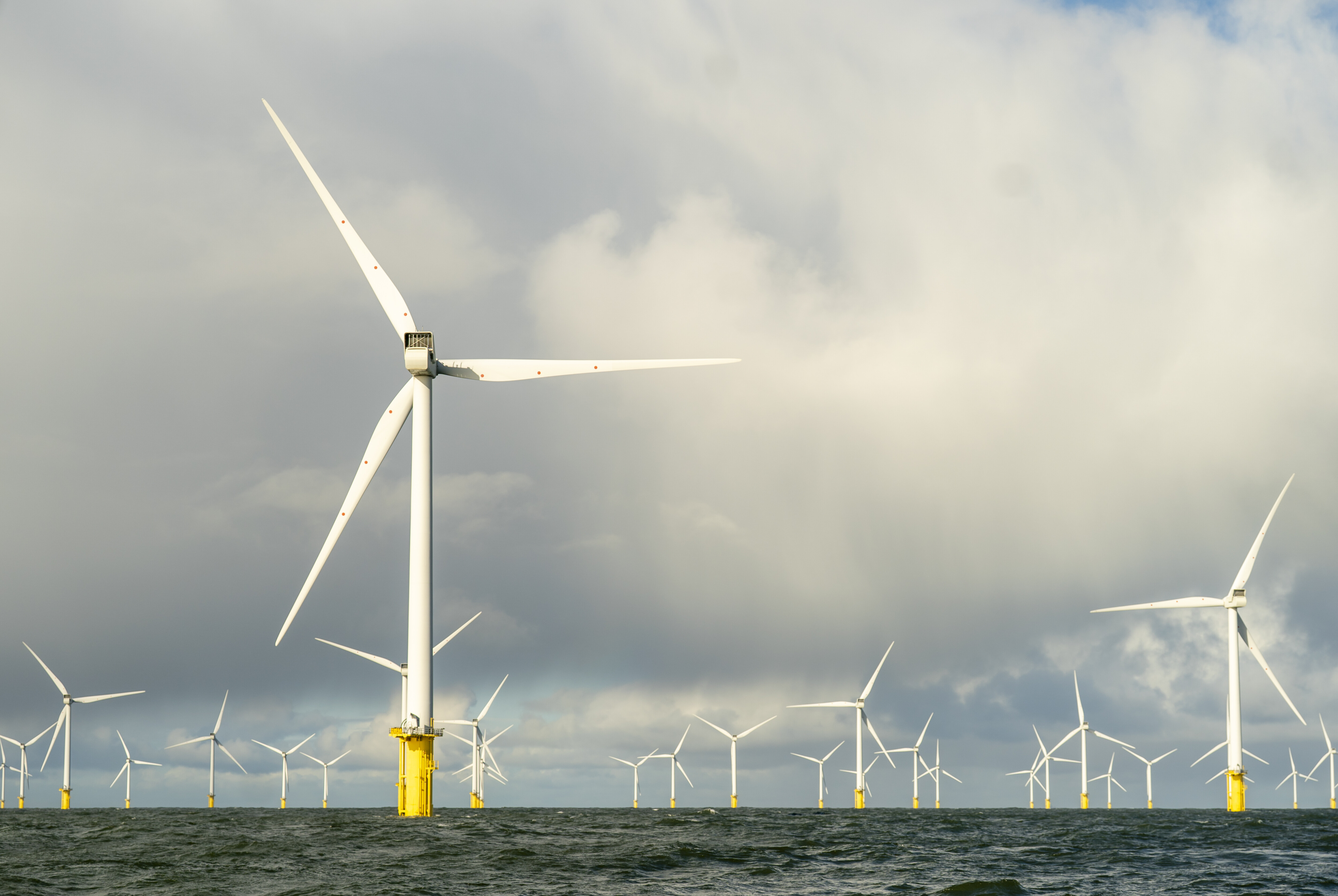 Um Rotorblätter zu enteisen, haben manche Windkraftanlagen strombetriebene Heizsysteme