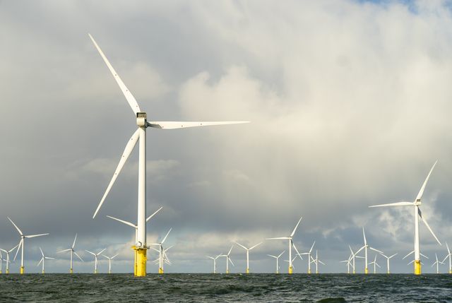 Um Rotorblätter zu enteisen, haben manche Windkraftanlagen strombetriebene Heizsysteme