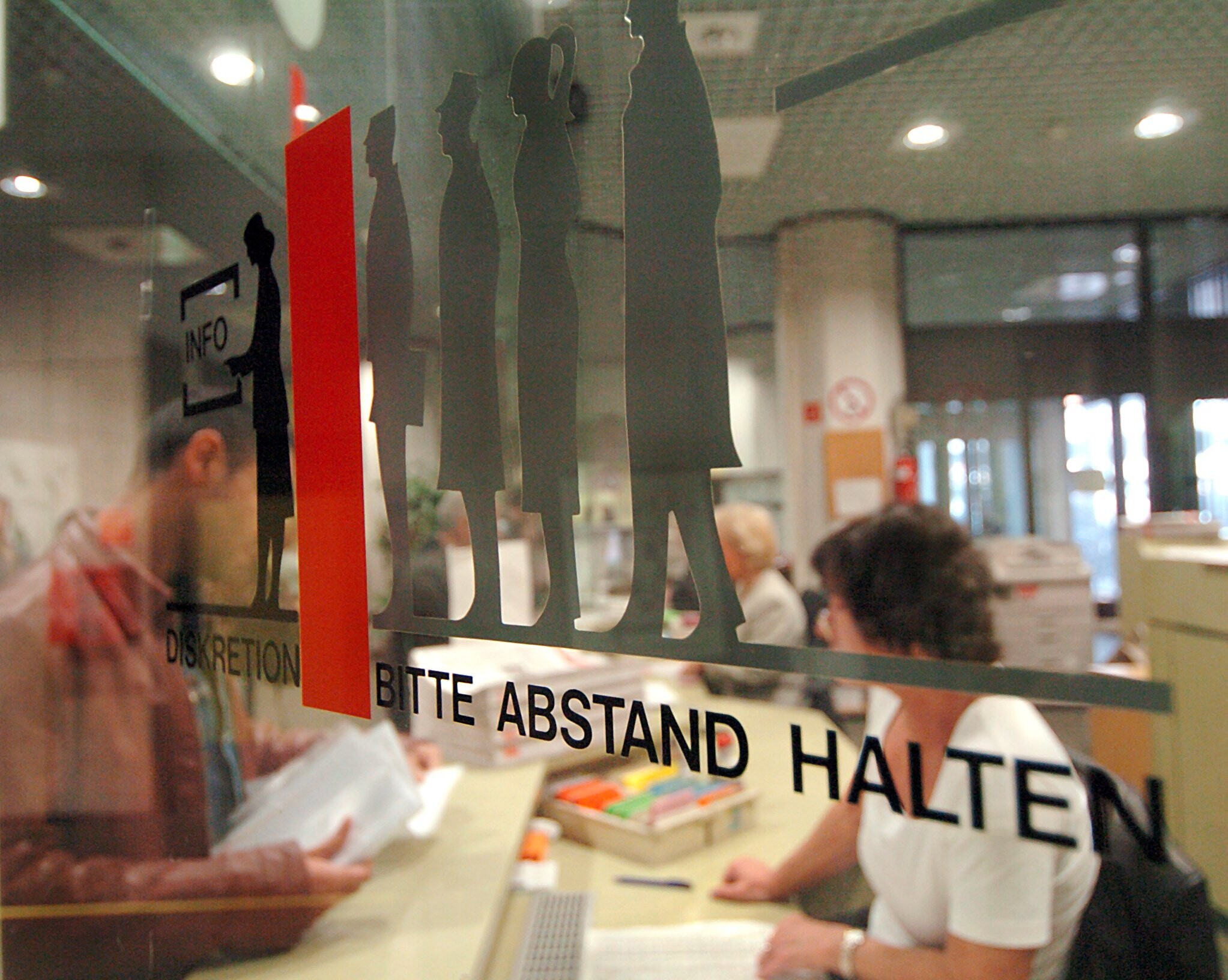 Online kursiert ein KI-generiertes Video, das keine echte Situation im Arbeitsamt zeigt (Symbolbild)