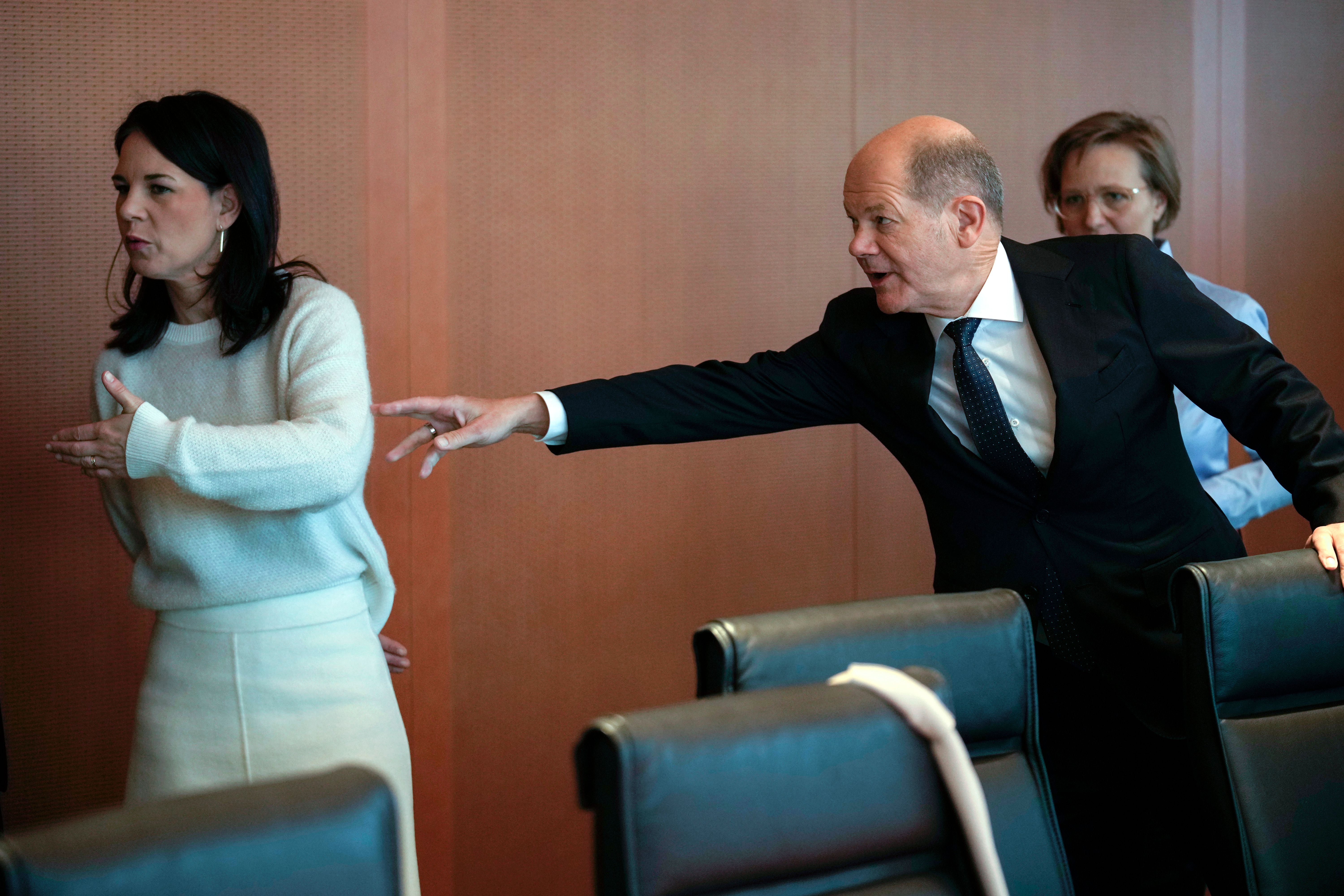 Zeigt Außenministerin Baerbock Kanzler Scholz die kalte Schulter? Nein, der Bildausschnitt weckt einen falschen Eindruck.