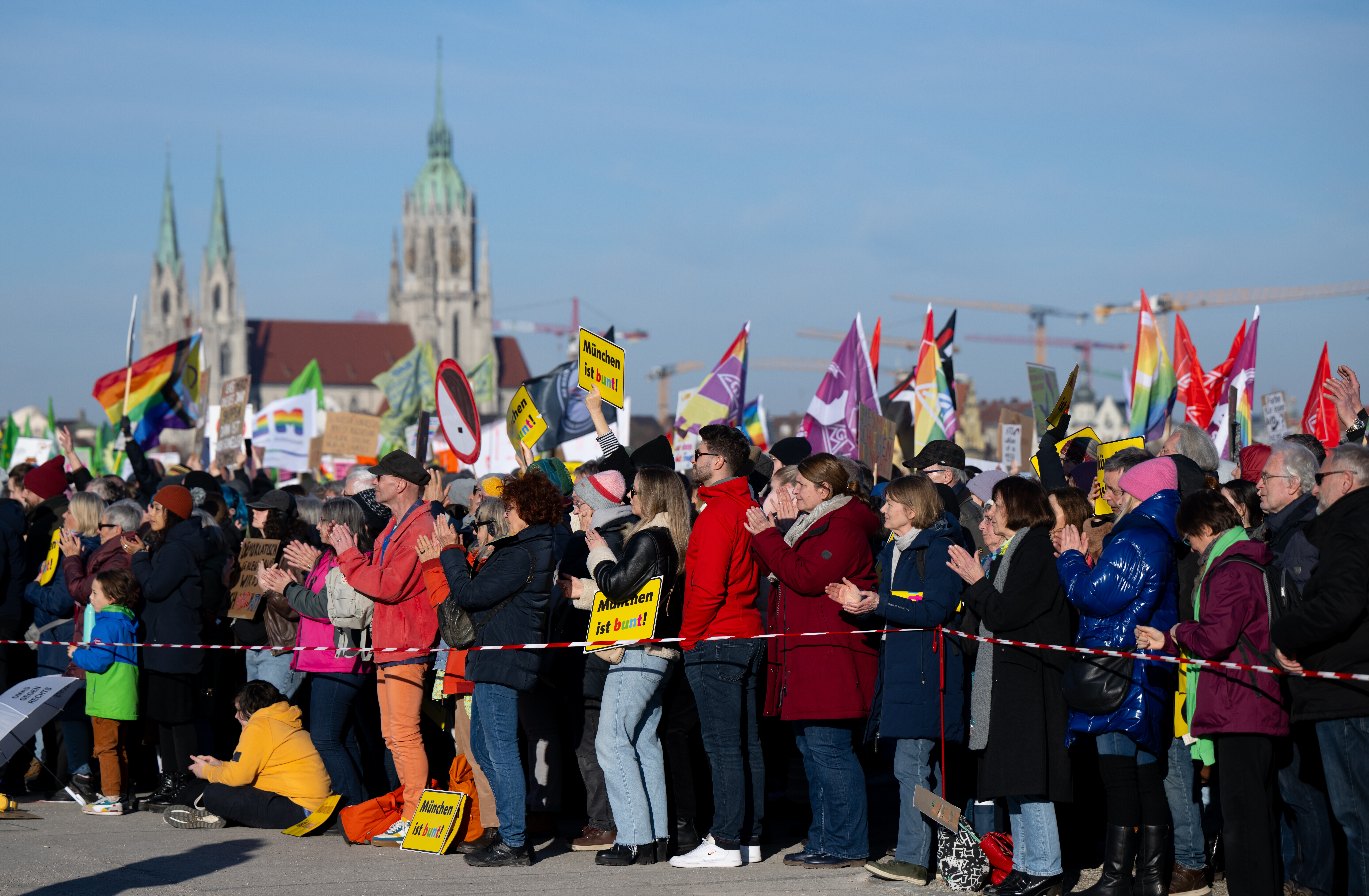 Teilnehmende der Demo „München ist bunt“ gegen Rechtsextremismus auf der Theresienwiese.