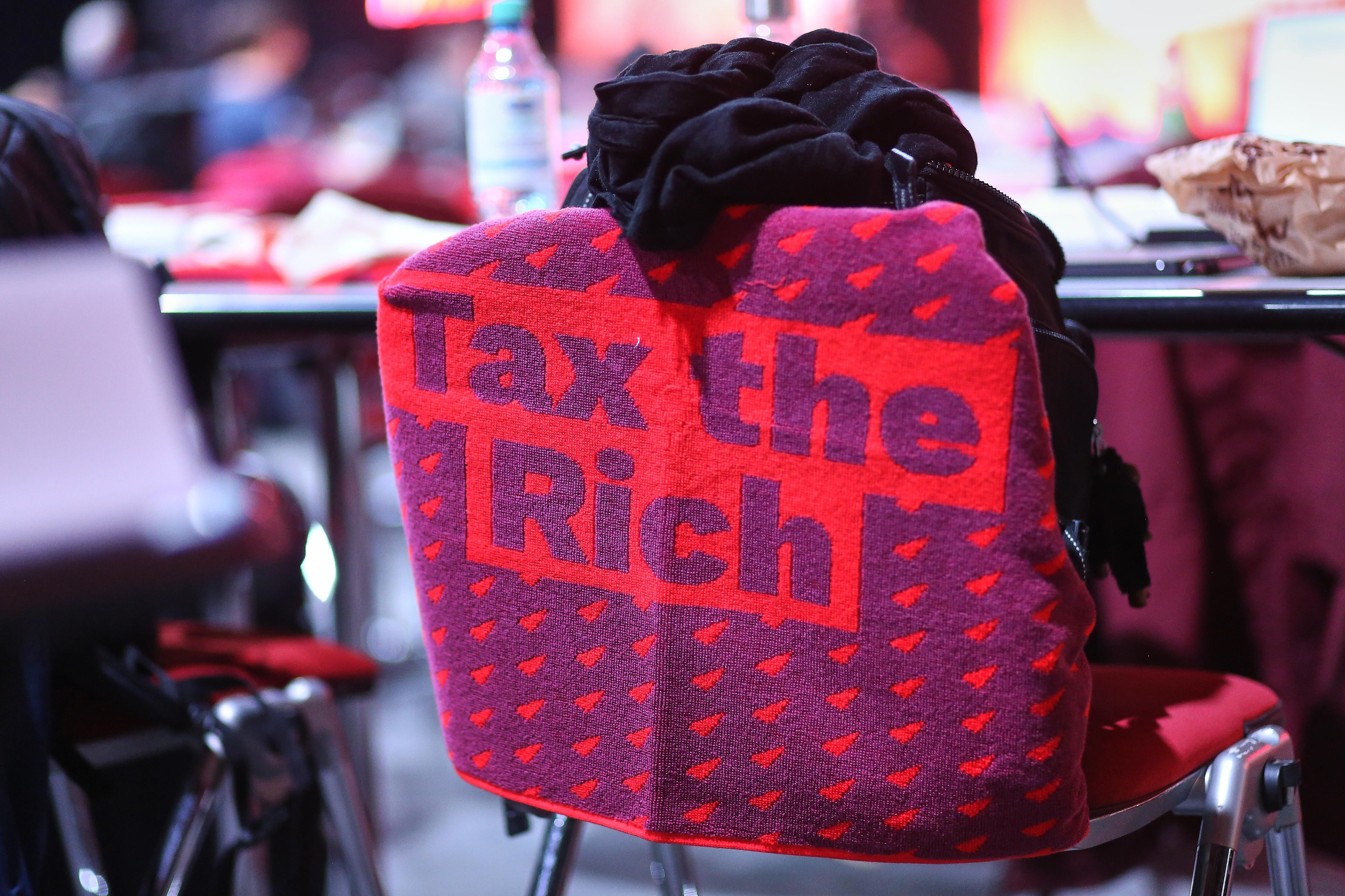 Auf dem Parteitag von Die Linke in Chemnitz gab es 2025 Handtücher mit dem Text „Tax the rich“.