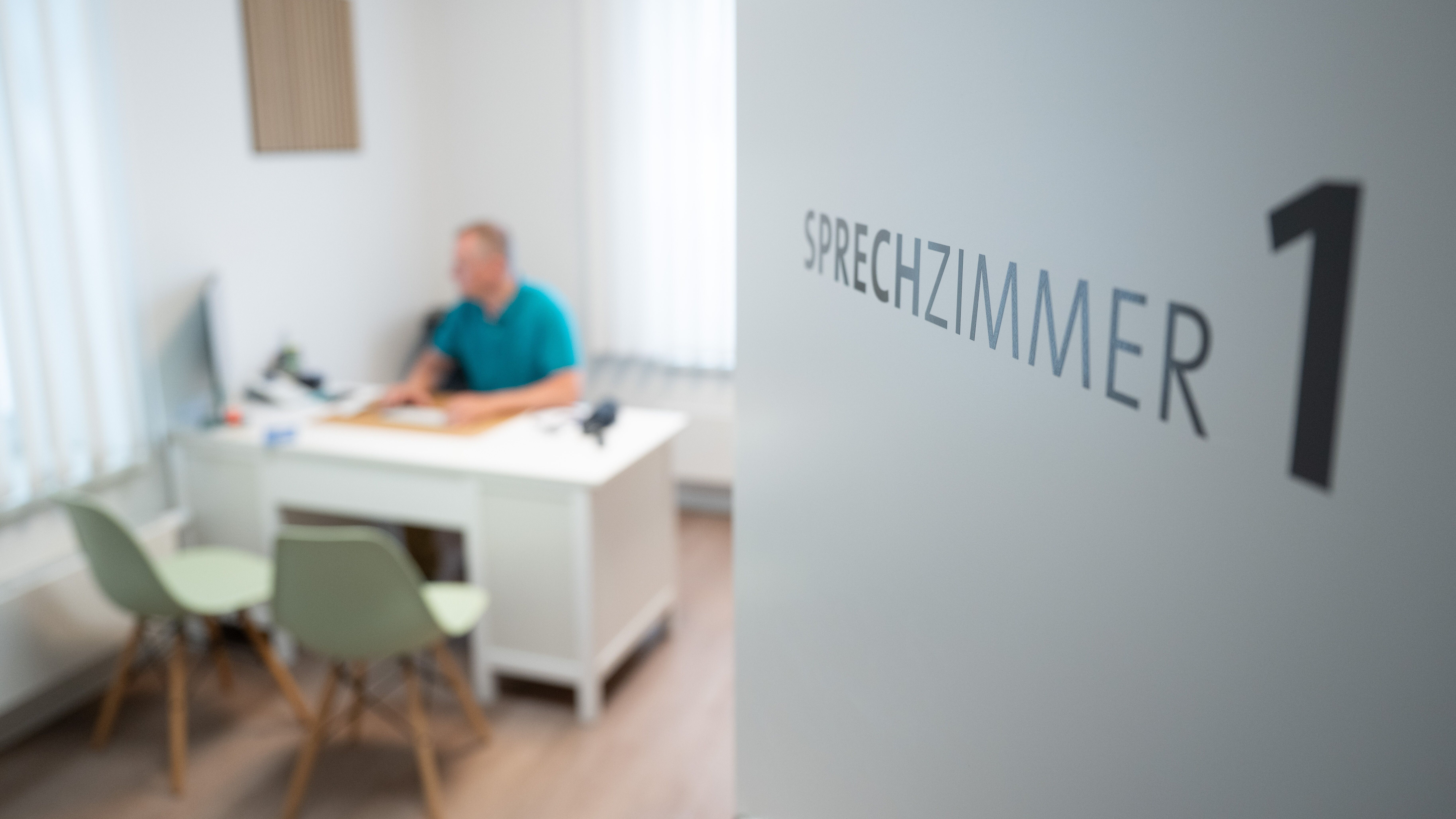 Arzt-Behandlung verweigert wegen der politischen Einstellung? In Berlin kennen Beschwerdestellen keine aktuellen Fälle.