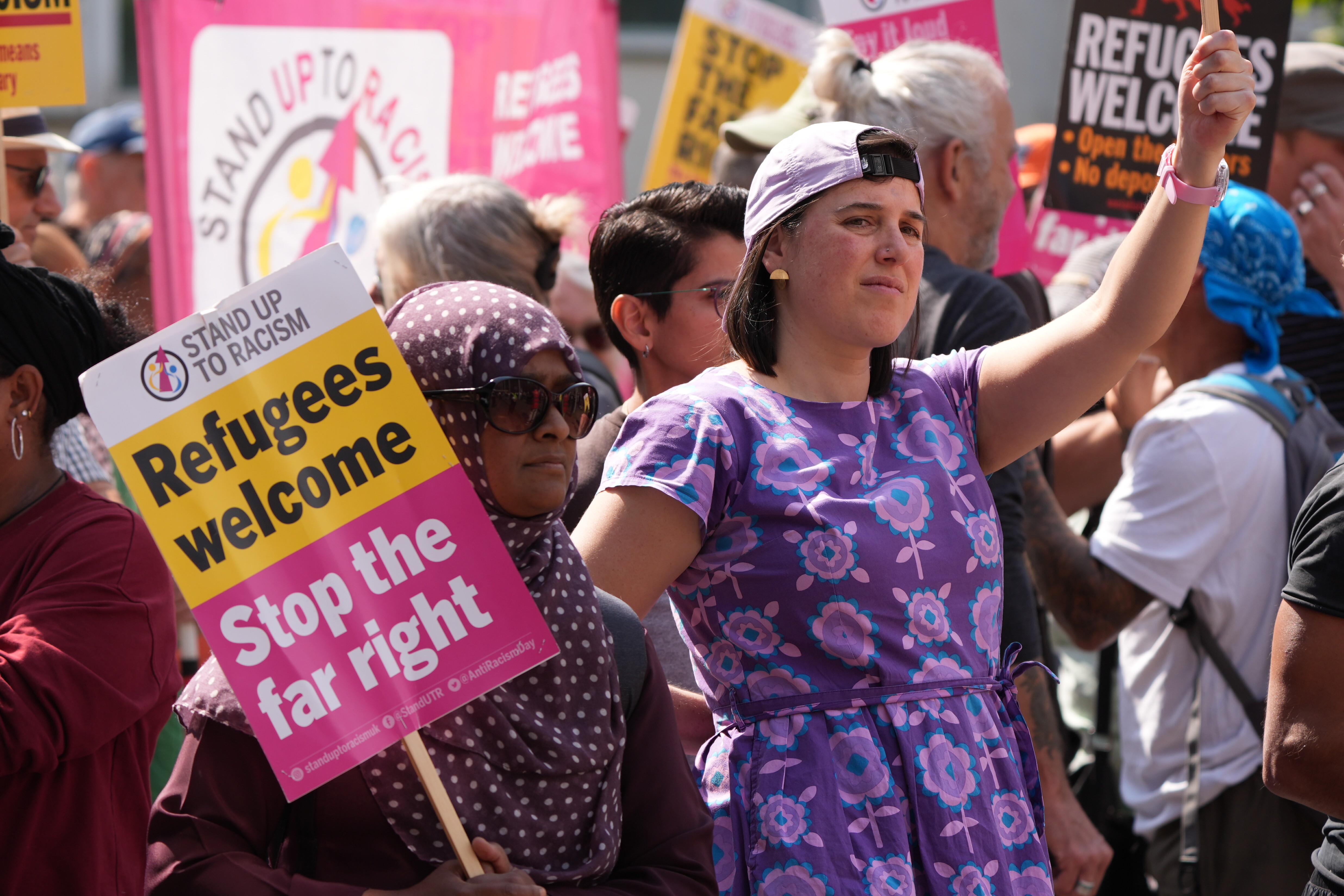 Auf der Guildhall Square in Portsmouth finden regelmäßig Demonstrationen gegen Rassismus statt – im Bild eine Veranstaltung im August 2025