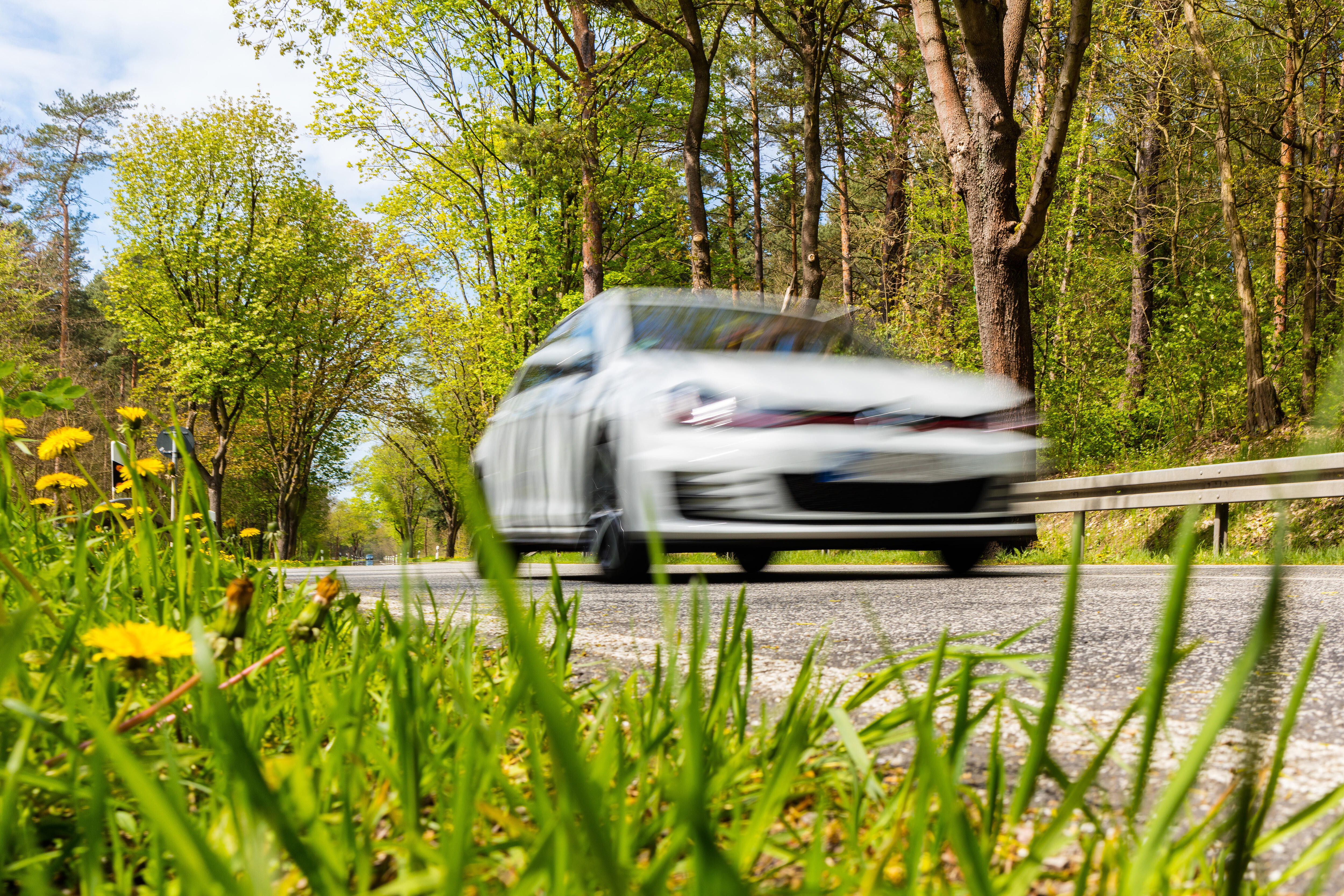 Hohe Geschwindigkeit erhöht den Luftwiderstand und damit den Verbrauch beim Autofahren