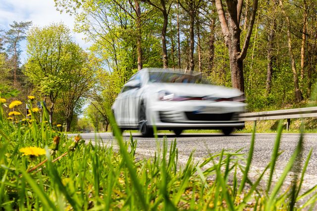 Hohe Geschwindigkeit erhöht den Luftwiderstand und damit den Verbrauch beim Autofahren