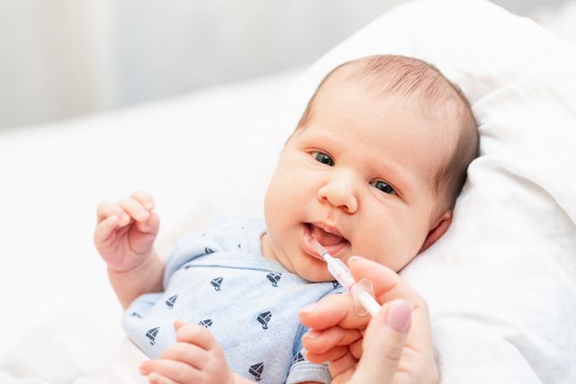 In Deutschland bekommen Babys bei der Geburt in der Regel Vitamin-K-Tropfen