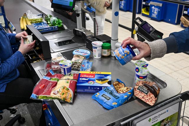 In einem Supermarkt verliert eine Frau die Beherrschung, weil sie schon seit 20 Minuten wartet. Grundsätzlich kein undenkbares Szenario, das Video dazu ist dennoch KI-generiert (Symbolbild)