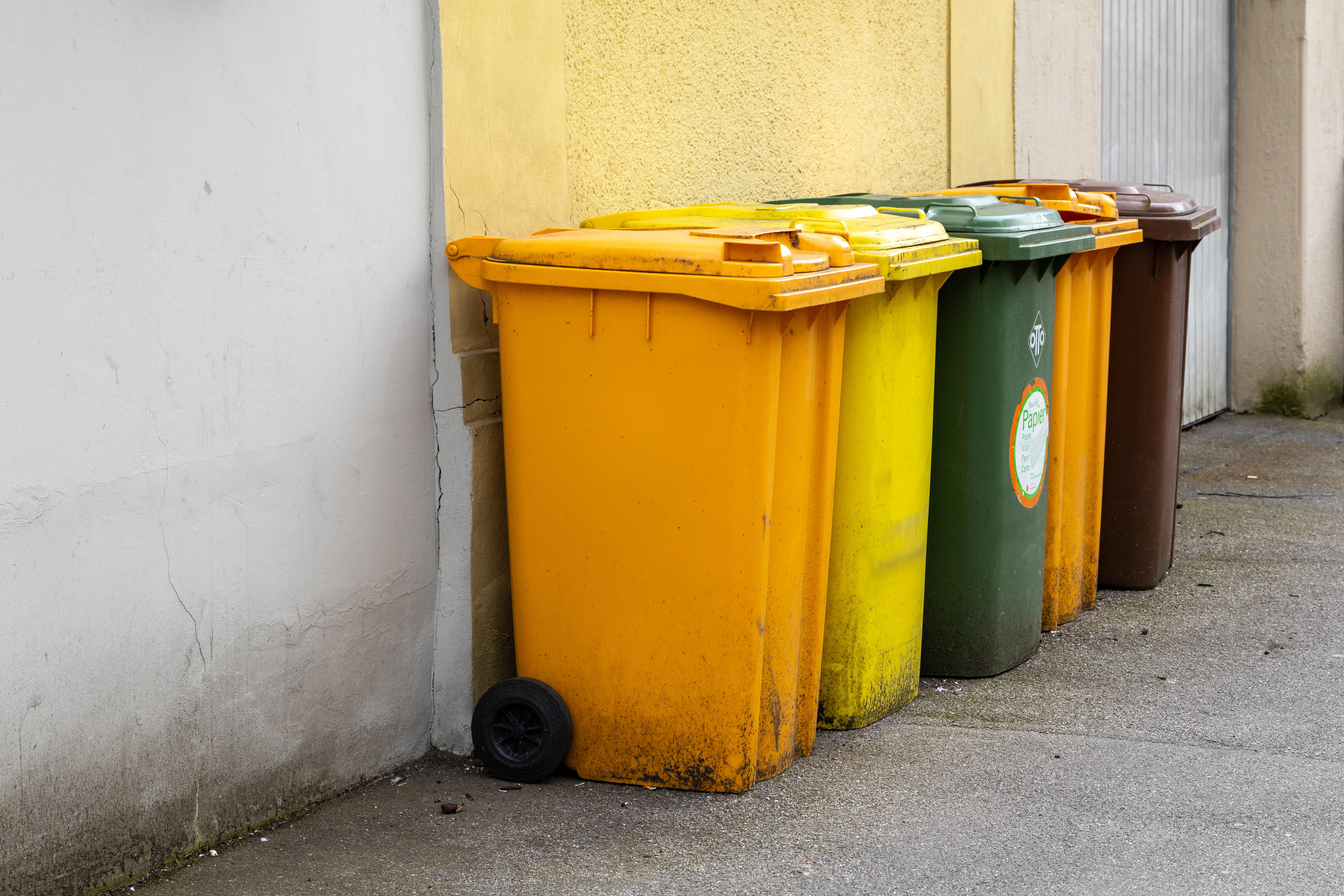 Biotonnen werden in einigen Kommunen auf Fremdstoffe wie Plastik untersucht