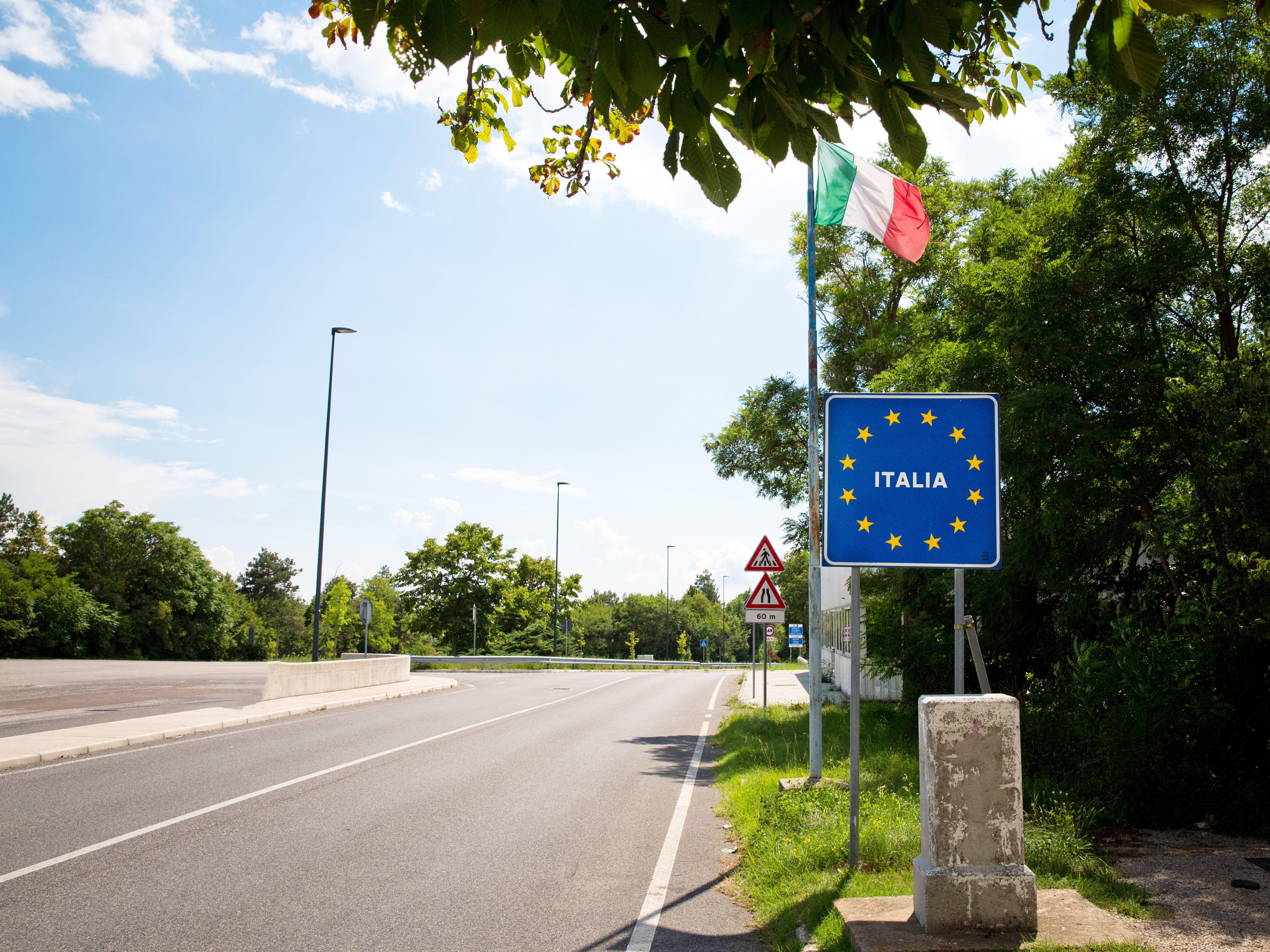 Italien sowie Slowenien gehören zum Schengen-Raum, die Grenze zwischen den Ländern ist also offen