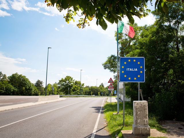 Italien sowie Slowenien gehören zum Schengen-Raum, die Grenze zwischen den Ländern ist also offen
