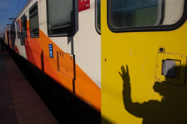 Züge der marokkanischen Eisenbahngesellschaft ONCF haben orange Streifen