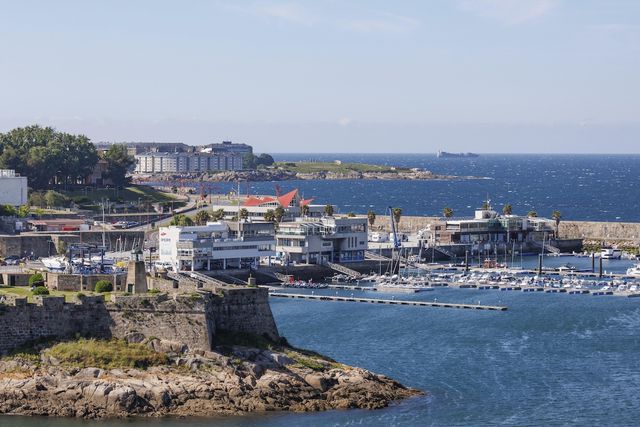 Diese Stadt ist wirklich im Video zu sehen: A Coruña im Norden Spaniens.