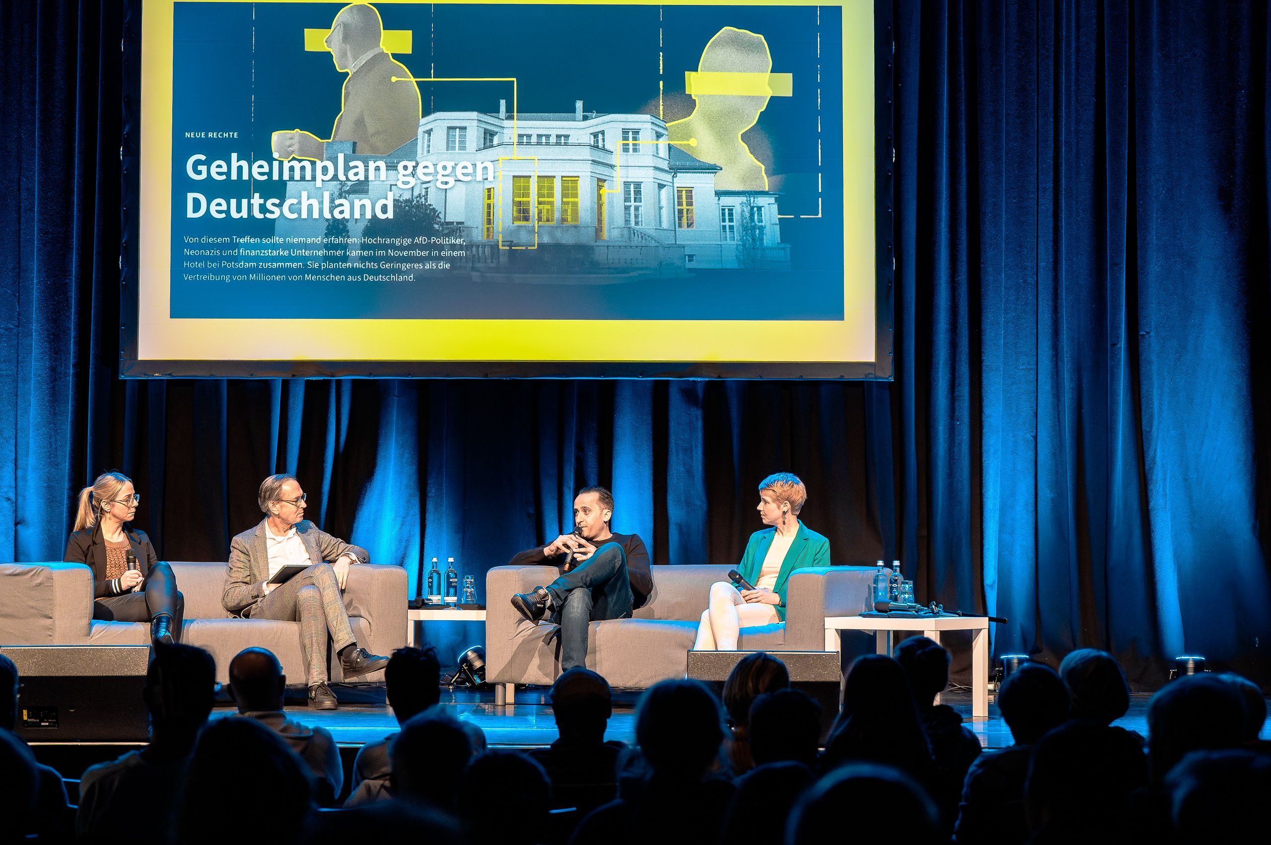 Anette Dowideit (stellvertretende Chefredakteurin CORRECTIV), Prof. Andreas Zick (Uni Bielefeld) und Said Rezek (Blogger und Antirassismus-Trainer) diskutieren mit Caroline Lindekamp vom Faktenforum in der Zeche Carl in Essen. 