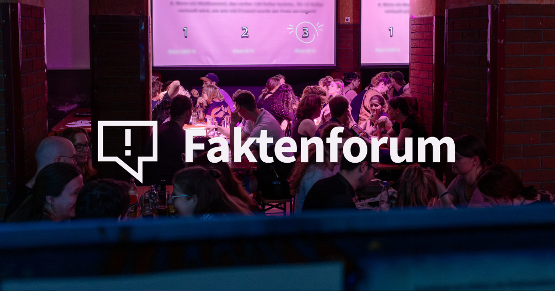 Bei der Premiere der Kneipenquiz-Tour in Leipzig raten Teilnehmende fleißig mit