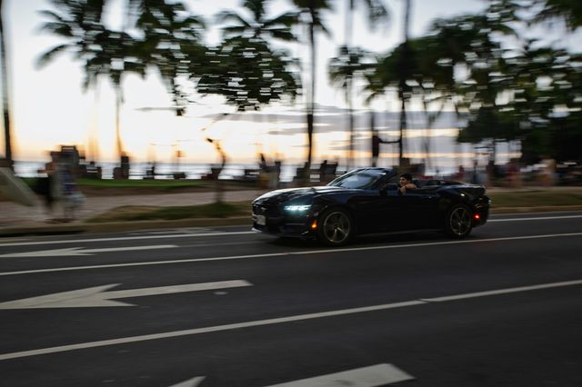 Symbolbild: Jeffrey Epstein soll im März 2026 in einem Cabrio gesehen worden sein, tatsächlich war es ein Mann, der sich „Palm Beach Pete“ nennt