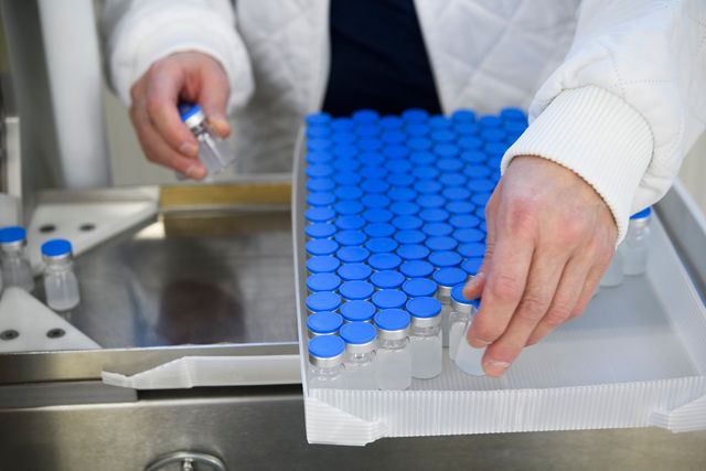 Weltweit haben weit mehr als nur fünf Hersteller Covid-19-Imfpstoffe produziert. Auch die französische Firma Valneva gehört dazu.