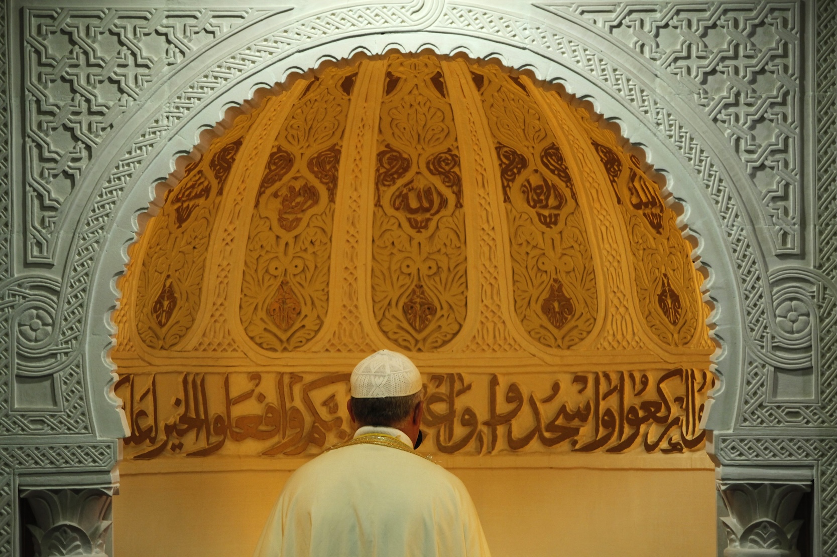 Ein Muezzin ruft in einer Moschee in Bordeaux, Frankreich, zum Gebet auf – in Dänemark  eine Seltenheit 