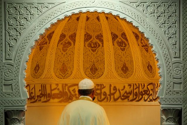 Ein Muezzin ruft in einer Moschee in Bordeaux, Frankreich, zum Gebet auf – in Dänemark eine Seltenheit