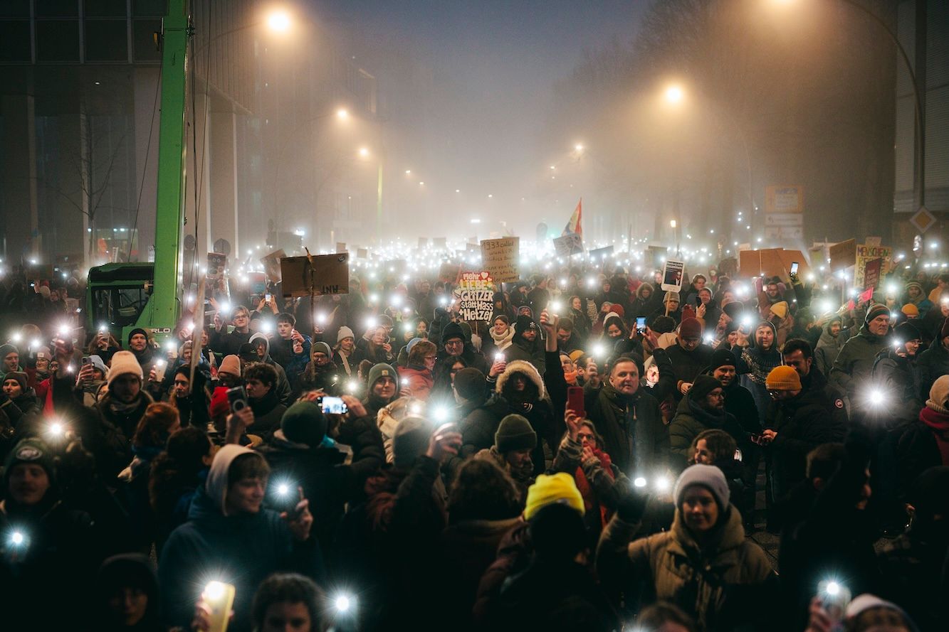 In Hamburg demonstrieren Menschen am 1. Februar gegen eine Zusammenarbeit zwischen CDU und AfD