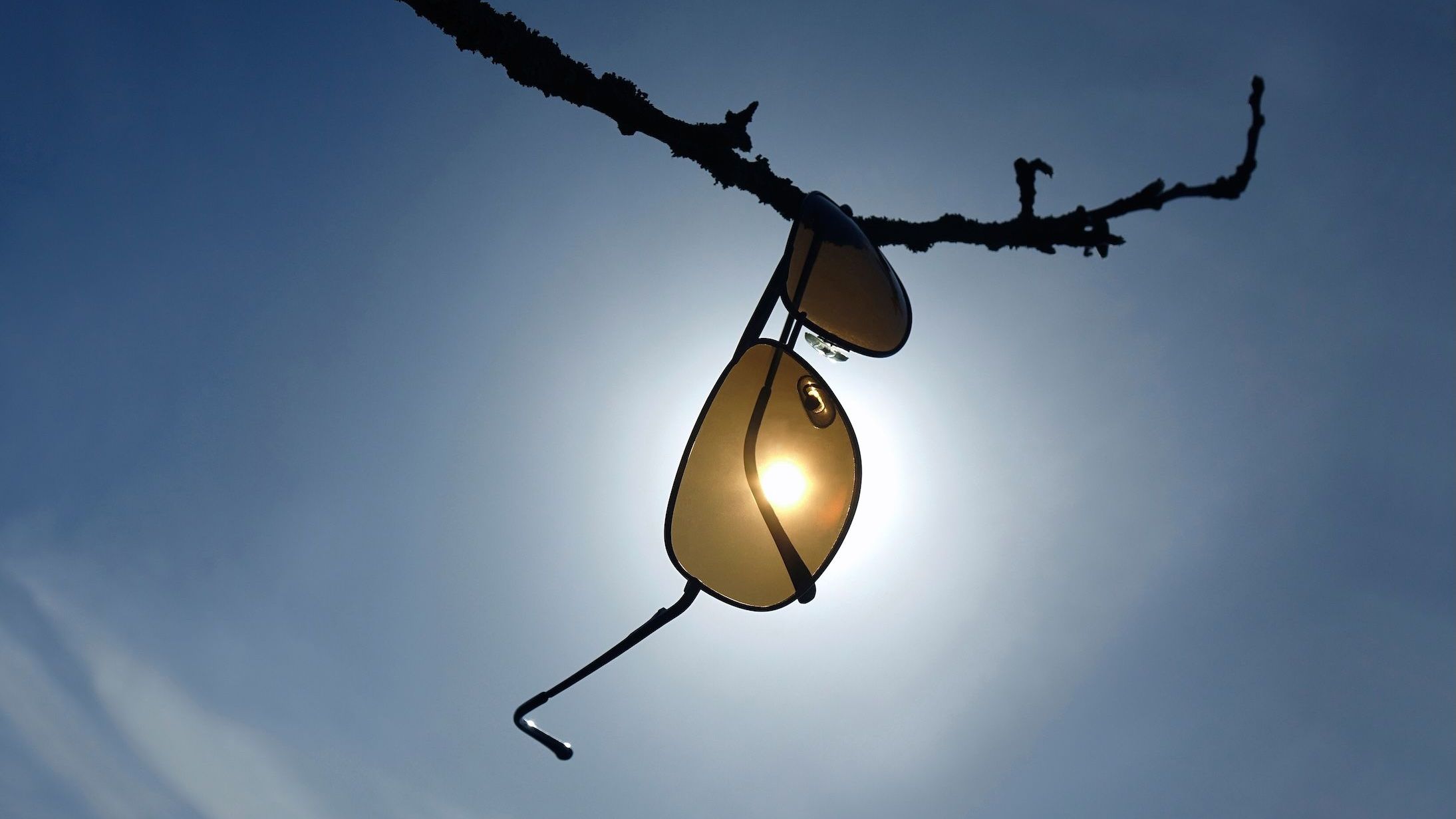 Auf Sozialen Netzwerken heißt es immer wieder, dass Sonnenbrillen zu mehr Sonnenbrand führen würden