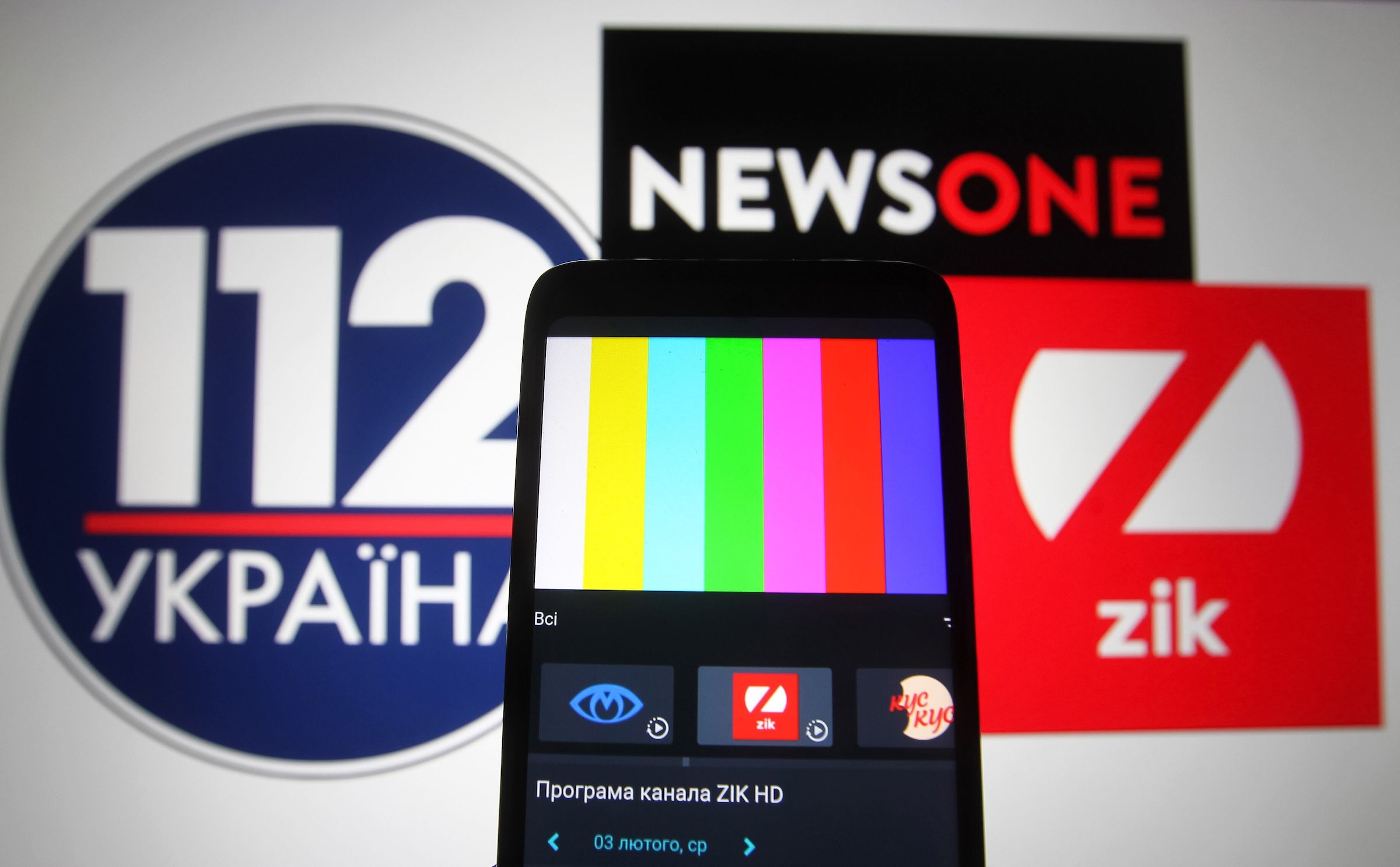 Logos der 2021 verbotenen Sender 112 Ukraine, News One und Zik